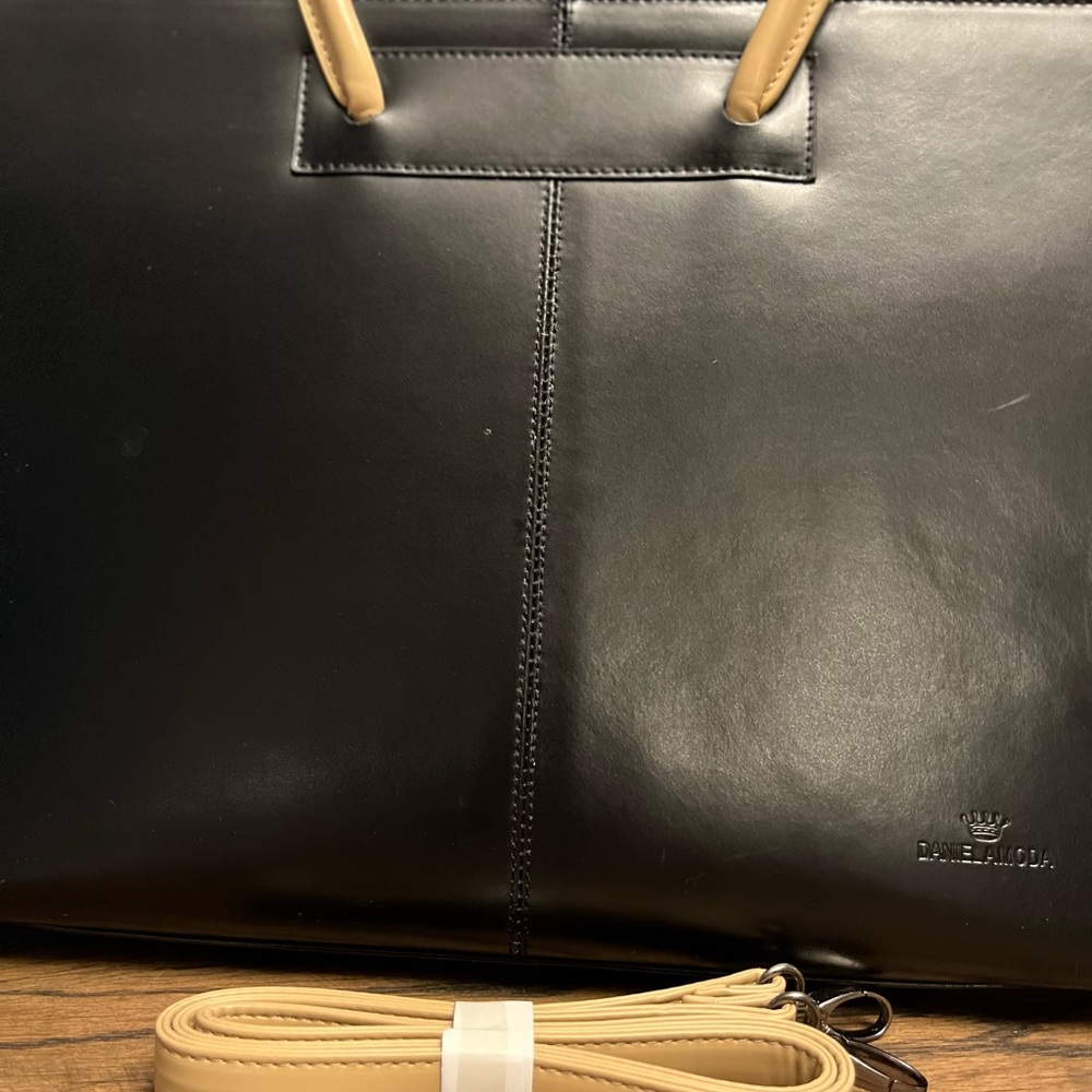 Vera Pelle Daniel Amos’s Black Leather Handbag with Beige Handles!